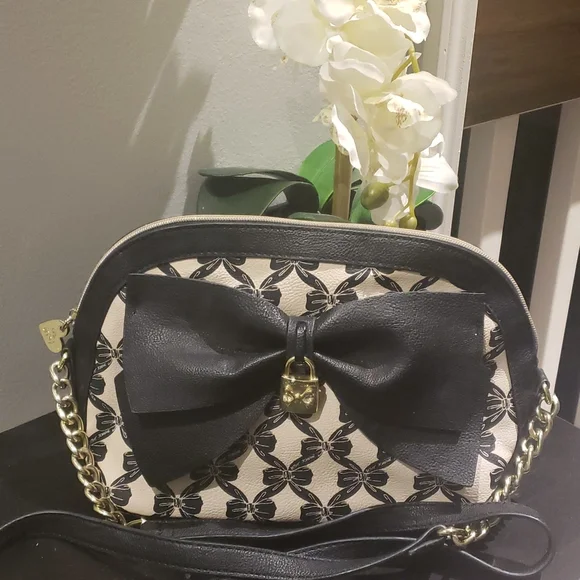 ❣️💫MARK DOWN💫❣️ Betsey Johnson Crossbody Bag - Picture 1 of 10